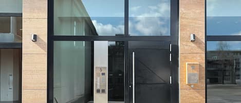 Vista frontal de la propiedad