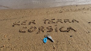A beach with sand writing and a key. - KerTerra Corsica - Apartment 3 Bedrooms- 6 Pers - Heated pool & private beach (Pianottoli-Caldarello)