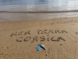 A beach with sand writing and a key. - KerTerra Corsica - Apartment 3 Bedrooms- 6 Pers - Heated pool & private beach (Pianottoli-Caldarello)