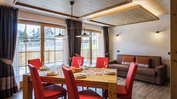 Deluxe Apartment, 2 Bedrooms, Balcony, Mountain View | Ruang tamu