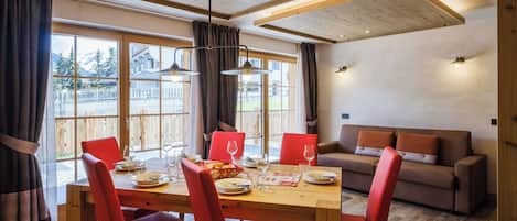 Appartement Deluxe, 2 chambres, balcon, vue montagne | Coin séjour