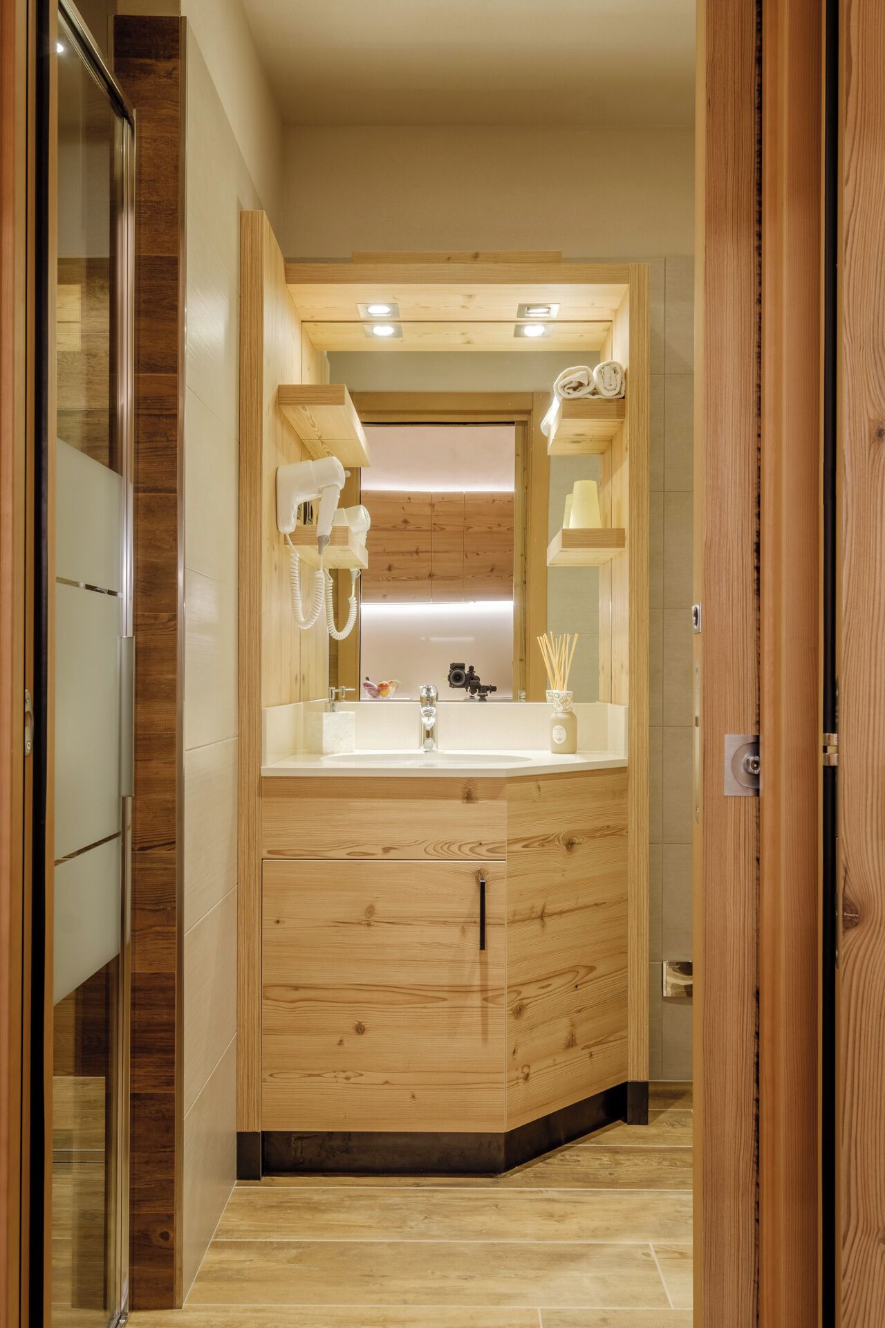 Shower, rainfall showerhead, free toiletries, bidet