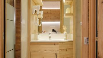 Shower, rainfall showerhead, free toiletries, bidet