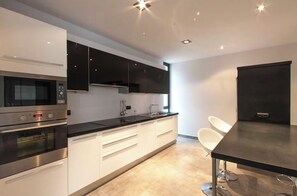 Private kitchen - Modern villa 100m from Cala Llenya beach , Ibiza · Pool · Sea views (Cala Llenya)