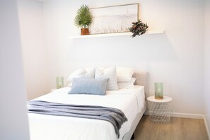 2 habitaciones, tabla de planchar con plancha y cuna de viaje 