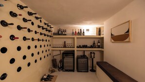 Una bodega con estanterías, anaqueles y un enfriador de vino.