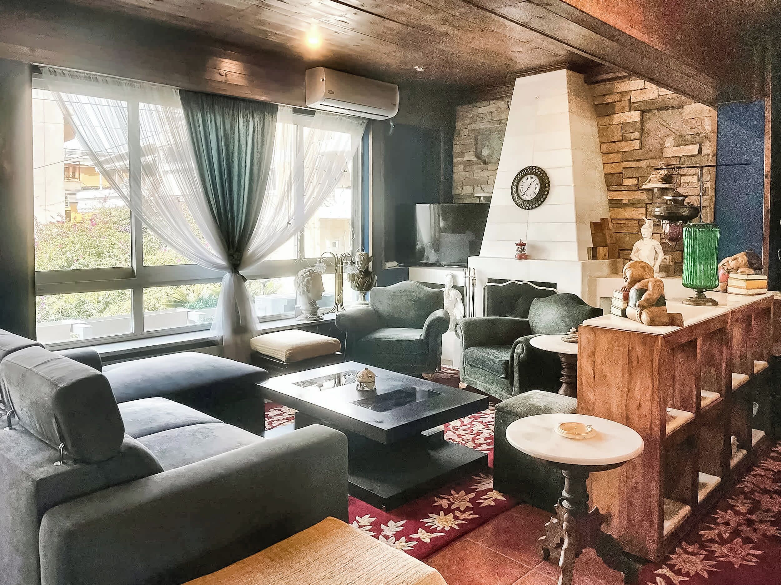Televisión, chimenea y oficina 