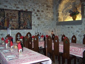 Dining - demi-château de Paulignan for 15 people (TRAUSSE)