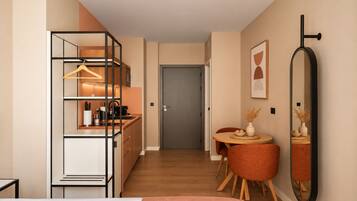 Un dormitorio moderno con cama, mesita de noche y un espejo grande.