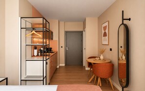 Un dormitorio moderno con cama, mesita de noche y un espejo grande.