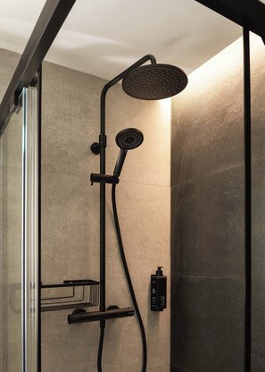 Studio | Badezimmer | Dusche, umweltfreundliche Kosmetikartikel, Haartrockner, Handtücher