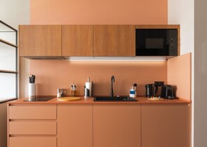 Estudio | Cocina privada | Refrigerador, microondas, parrilla de estufa y lavavajillas