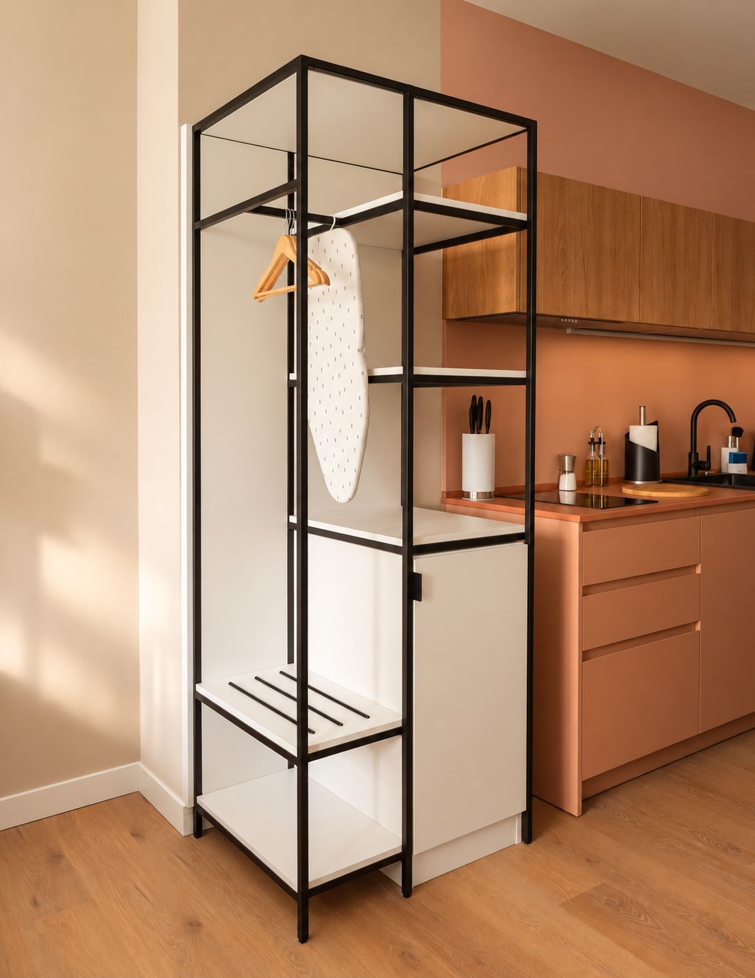 Una cucina moderna con un'unità di scaffalatura in metallo nero, mobili in legno e un piano di lavoro con utensili da cucina.