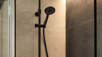 Studio with Sofa Bed | Badrum | Dusch, miljövÀnliga toalettartiklar, hÄrtork och handdukar