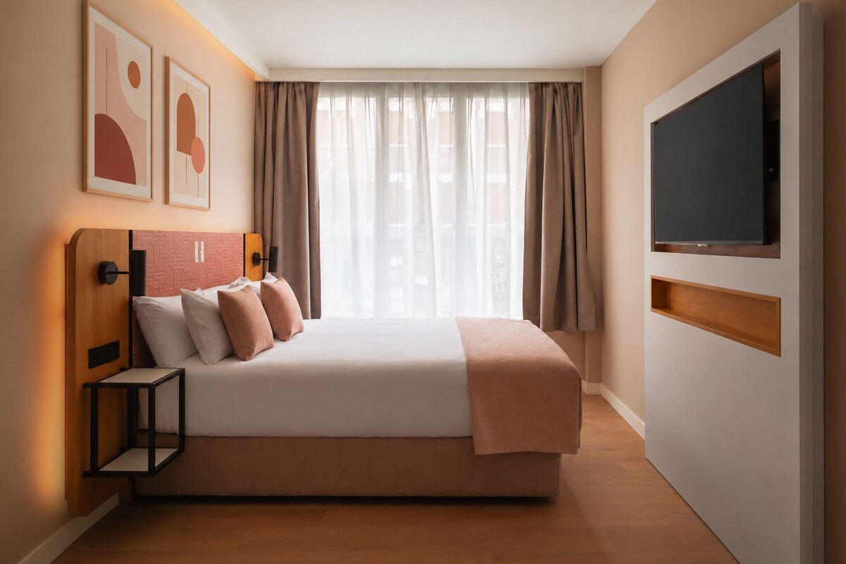 Studio Wheelchair Accessible | Desk, laptop workspace, blackout drapes, WiFi (free)
