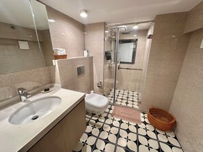 Deluxe loft, 3 slaapkamers, keuken, tuin | Badkamer