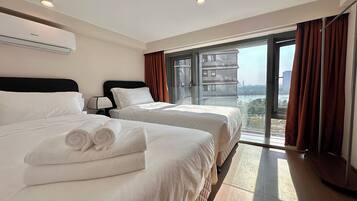 Deluxe Loft, 3 Bedrooms, Kitchen, Garden Area | In-room safe, desk, laptop workspace, blackout curtains