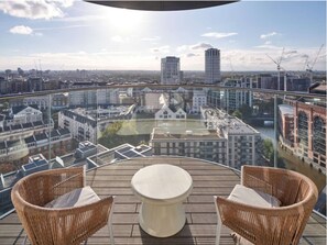 Outdoor dining - 47th Floor Chelsea Waterfront Exclusive Three Bedroom Apartment (London)