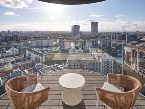Outdoor dining - 47th Floor Chelsea Waterfront Exclusive Three Bedroom Apartment (London)