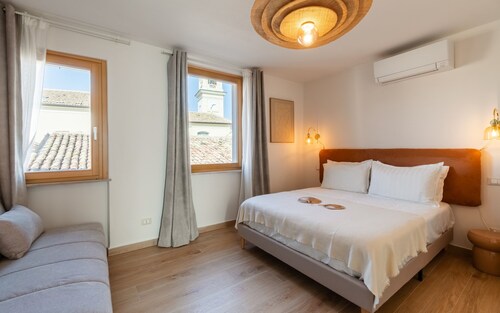 Homestay 'Residenza Tre Cuori' with Lake View, Wi-Fi and Air Conditioning