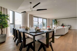 Dining - London's 32nd Floor Three Bedroom Apartment with Lovely Views (London)