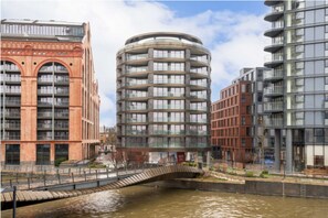 Exterior - London's 32nd Floor Three Bedroom Apartment with Lovely Views (London)