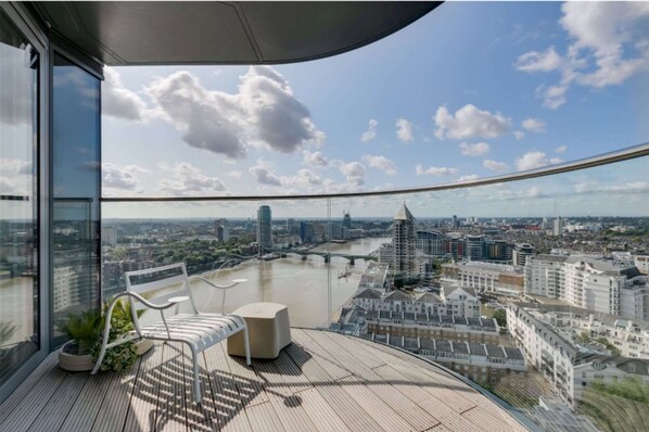 Property grounds - Chelsea Three Bedroom Waterfront Estates. (London)