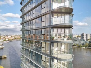 Exterior - Chelsea Waterfront Riverwalk Luxury Three Bedroom Home (London)