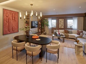 Dining - Sunshine Meadows with Panoramic Views across River Thames (London)