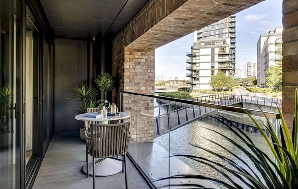 Outdoor dining - Modern Marvels 3rd Floor Waterfront Drive Penthouse (London)