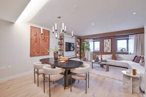 Dining - Executive Rainbow Ridge 4th Floor London Apartment (London)