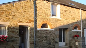A stone building with a door, a window, and a small brick archway. - Vacation Rental in Beauvoir with Wi-Fi, Family-Friendly, Pets Welcome (Beauvoir)