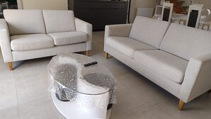 A living room with two sofas and a glass coffee table. - Vacation Rental in Beauvoir with Wi-Fi, Family-Friendly, Pets Welcome (Beauvoir)