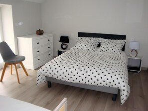 Tabla de planchar con plancha, wifi, ropa de cama