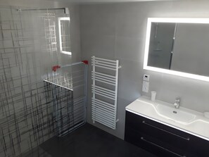 Ducha, secador de pelo y toallas