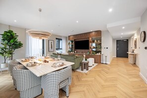 Dining - Highline Heights Waterfront Apartment For a well Deserved Getaway (London)