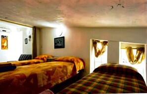 2 bedrooms, free WiFi, bed sheets - The Attic on the Green (Sicilia)