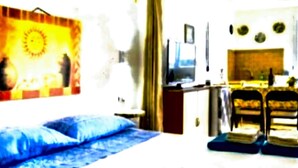 A hotel room with a bed, a desk, and a chair. - The Attic on the Green (Sicilia)