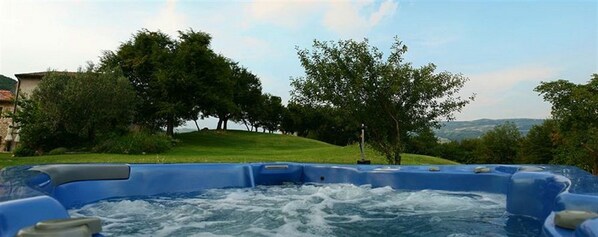 Outdoor spa tub - Agriturismo Delo Relais (Verona)