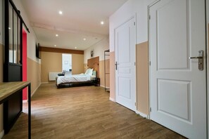 A hotel room with a bed, a desk, a radiator, and a door. - Cocon Avec Baln o Terrasse Proche Gare (Tourcoing)