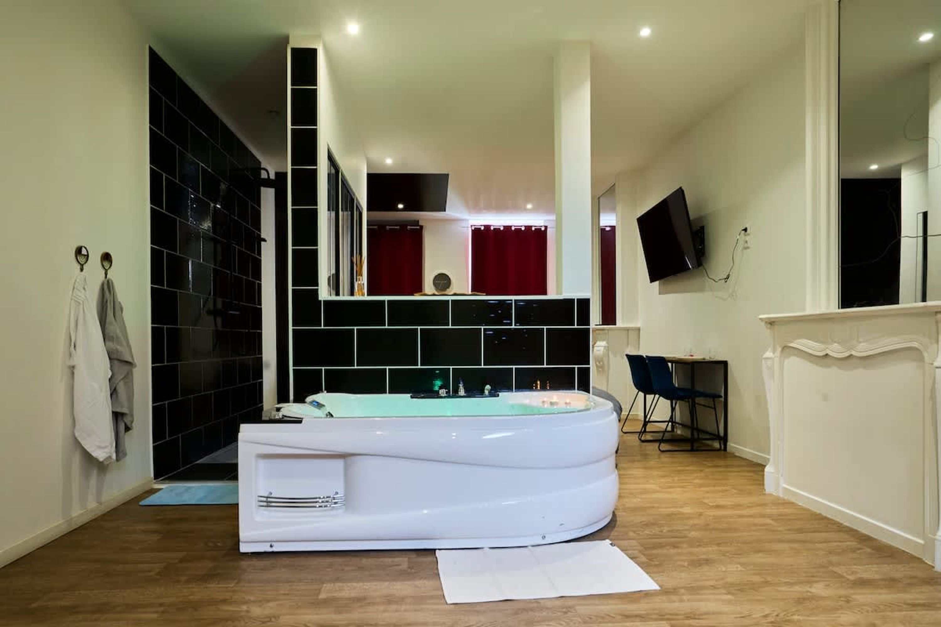 Une salle de bain moderne avec une baignoire sur pieds, un espace douche et un meuble-lavabo avec un miroir.