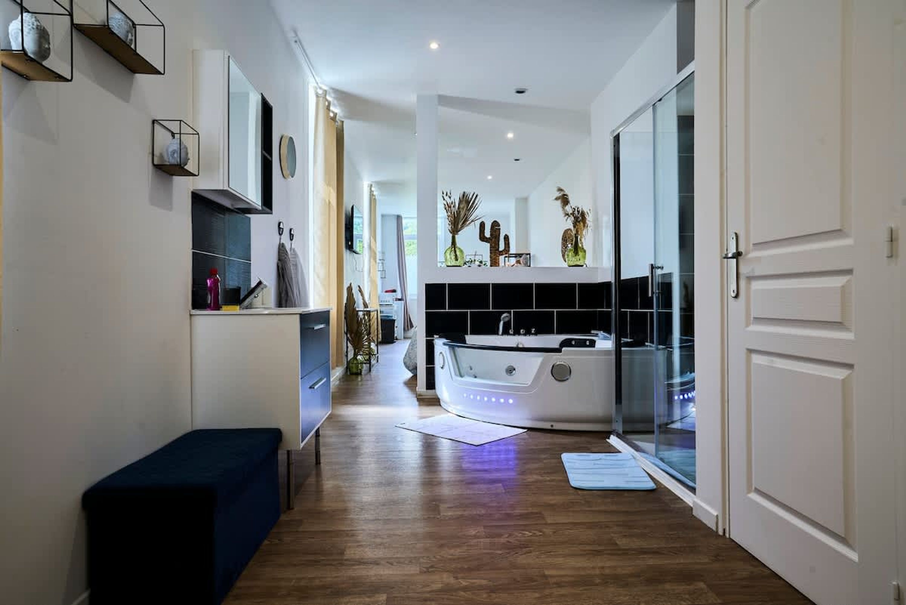 Un baño moderno con una bañera independiente, cabina de ducha de vidrio y un tocador con espejo.