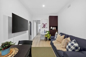 TV - Peaceful Enmore Boutique Townhouse Walk to Newtown (Enmore)