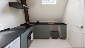 A compact kitchen with a built-in oven, a sink, and a trash bin. - T2 de la Prefecture in Arras (Arras)