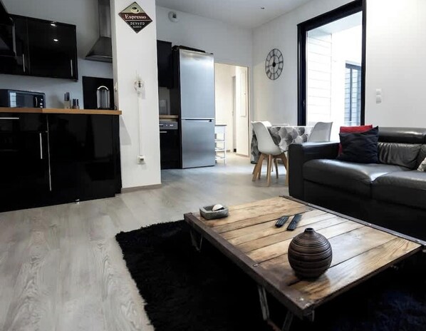 A modern apartment with a kitchen, dining area, and living room. - La Terrasse Proche des Places 2 Chambres (Arras)