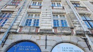 A building with two signs: 'Le Caveau Des Arcades' and 'La Suite Des Arcades.' - La Suite des Arcades Grand Place Sauna et Balneo (Arras)