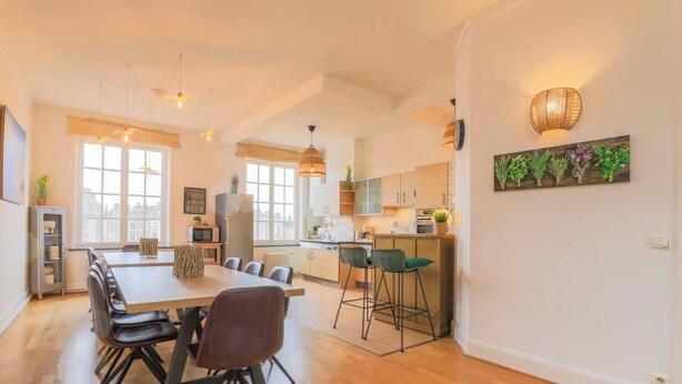 Una cocina moderna con comedor, ventanas amplias y vistas a la ciudad.