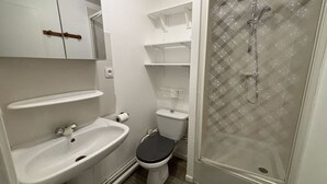 A bathroom with a sink, toilet, and shower. - Studio Avec Place de Parking (Arras)
