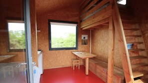 A room with a window, a wooden desk, a chair, and a wooden staircase. - Cabane Orion Refuge Eco- Naturel D Connection (Mont-Bernanchon)