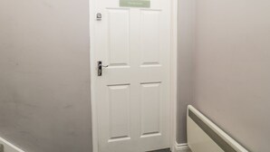 Una puerta blanca con una placa que dice 'The Sea Club'.